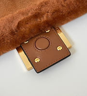 Fendi Mamma Baguette Medium Brown shearling bag - 4