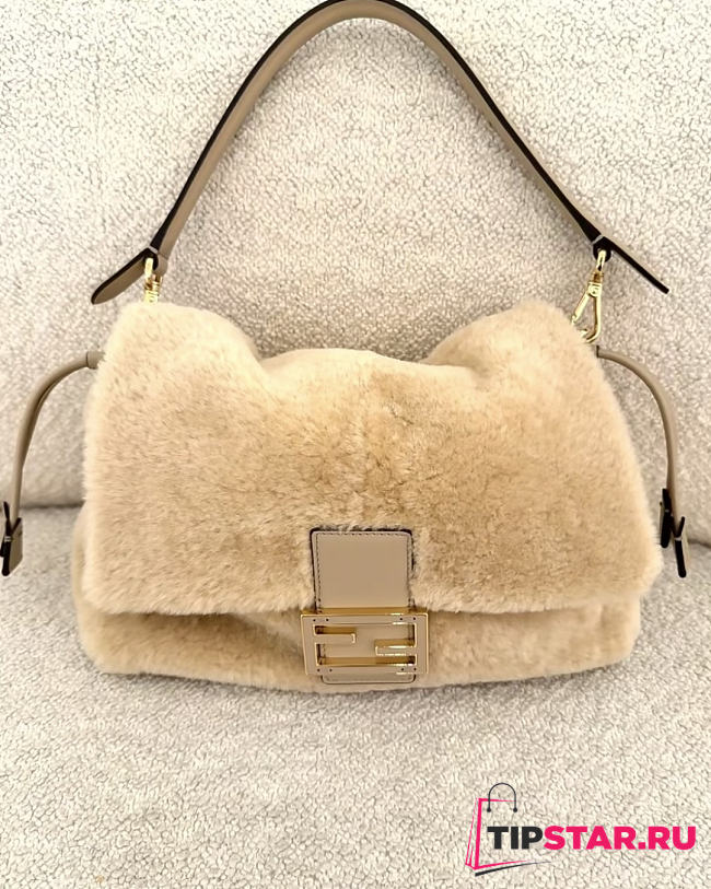 Fendi Mamma Baguette Medium Beige shearling bag - 1