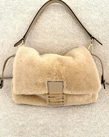 Fendi Mamma Baguette Medium Beige shearling bag
