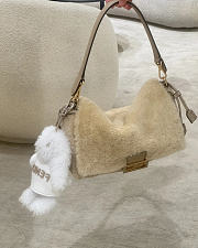 Fendi Mamma Baguette Medium Beige shearling bag - 2
