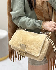 Fendi Mamma Baguette Medium Beige shearling bag - 5