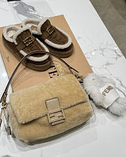 Fendi Mamma Baguette Medium Beige shearling bag - 4