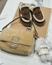 Fendi Mamma Baguette Medium Beige shearling bag - 3