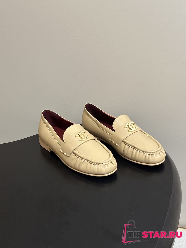 Chanel Métiers d’art 2026 Mocassins Crumpled Shiny Lambskin In Beige - 1
