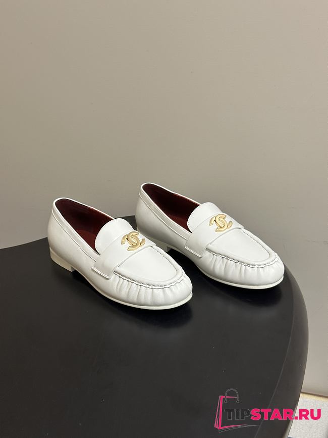 Chanel Métiers d’art 2026 Mocassins Crumpled Shiny Lambskin In White - 1