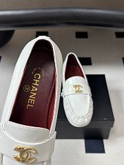Chanel Métiers d’art 2026 Mocassins Crumpled Shiny Lambskin In White - 6