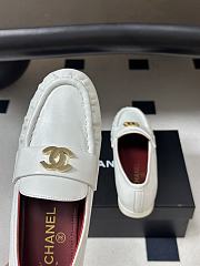Chanel Métiers d’art 2026 Mocassins Crumpled Shiny Lambskin In White - 5