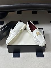 Chanel Métiers d’art 2026 Mocassins Crumpled Shiny Lambskin In White - 4