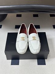 Chanel Métiers d’art 2026 Mocassins Crumpled Shiny Lambskin In White - 3