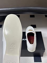 Chanel Métiers d’art 2026 Mocassins Crumpled Shiny Lambskin In White - 2