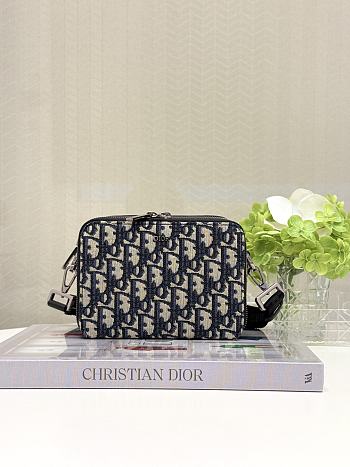 Dior Bag with zipper and shoulder strap black