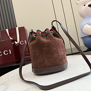 Gucci Venice mini bucket bag in suede brown - 2
